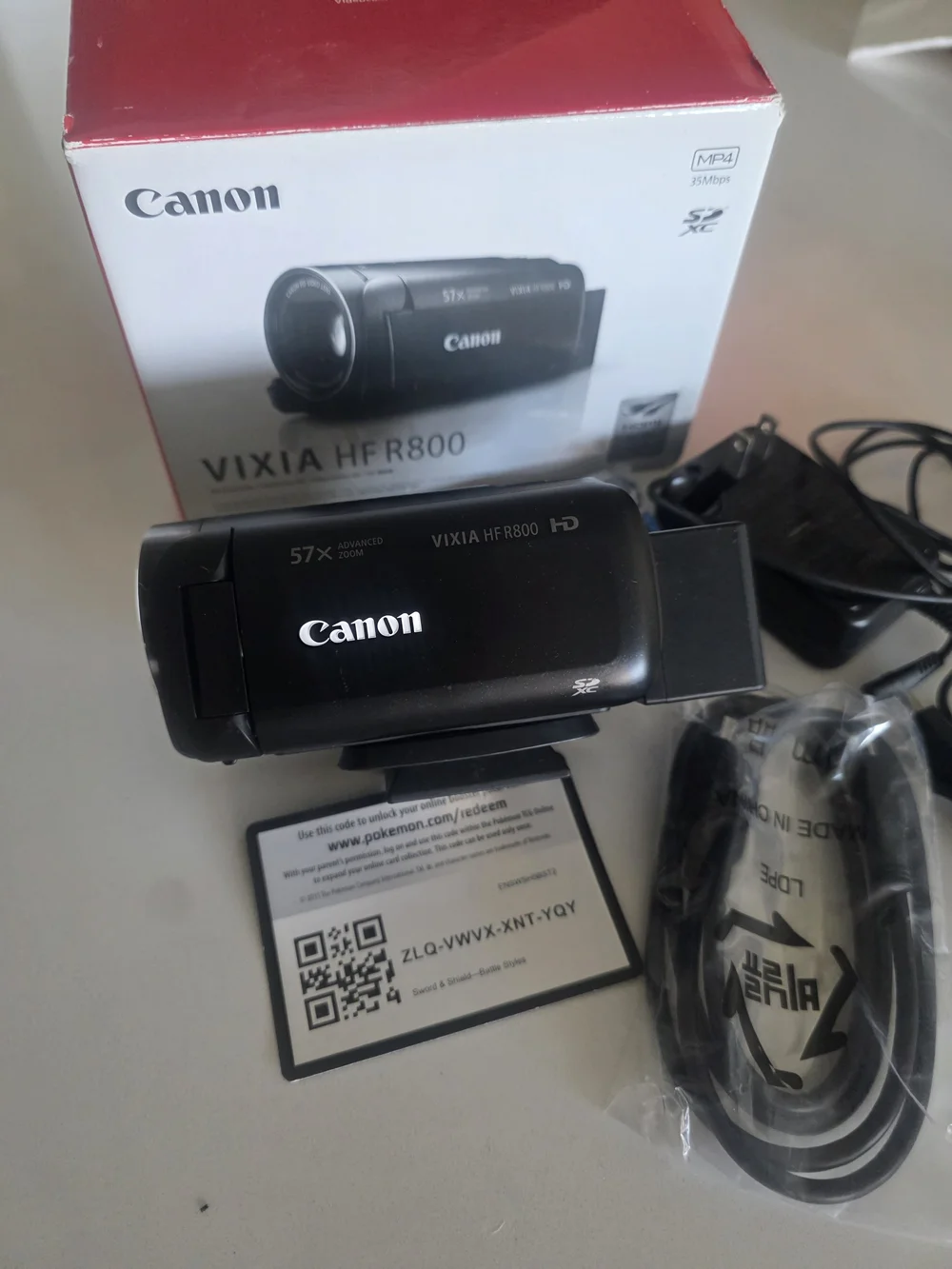 Canon VIXIA HFR800 Black and Red Retail Box